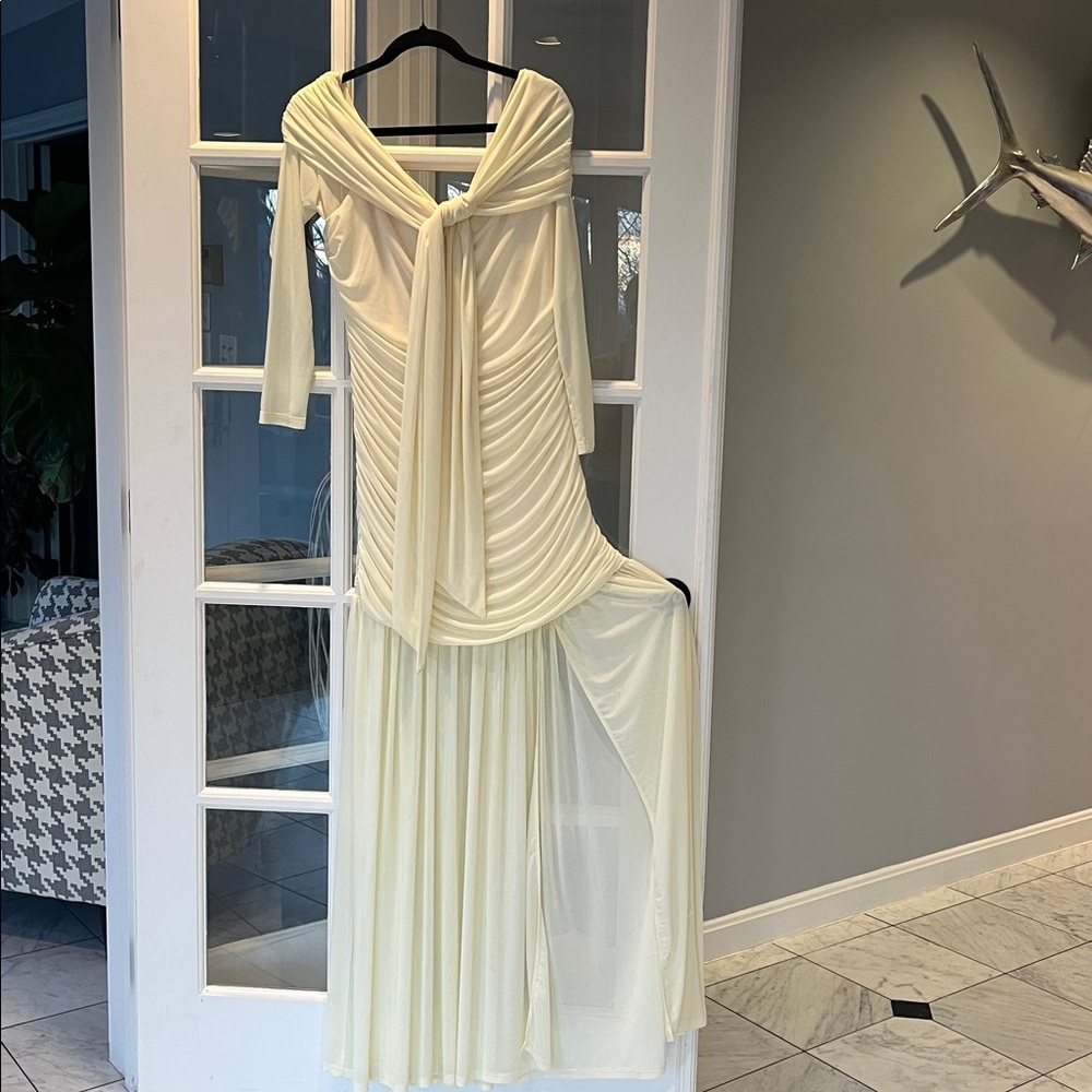 Peppermayo Exclusive Ginny Maxi Dress features an off-shoulder Sz 14 NWT - Picture 5 of 8